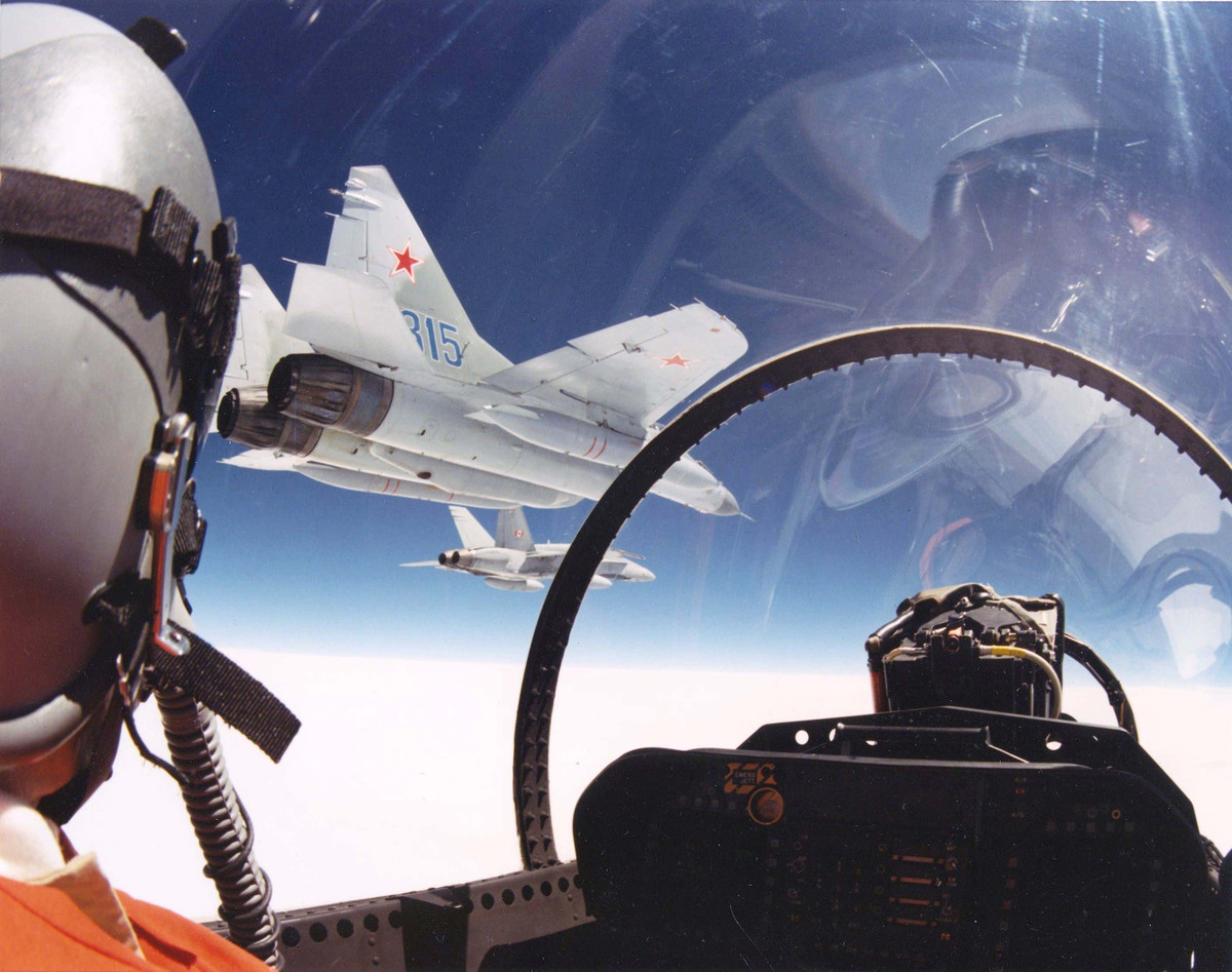 Được thiết kế là máy bay đánh chặn điểm tầm ngắn, MiG-29 mang chủ yếu là tên lửa không đối không, trong đó có tên lửa dẫn bắn hồng ngoại. Việc tích hợp HMD trên máy bay MiG-29, phối hợp với hệ thống sục sạo quang-hồng ngoại và đặc tính khí động học ưu thế cho phép nó có góc bắn tầm gần rộng hơn hẳn đối thủ cùng lớp ở Phương Tây là F-16.