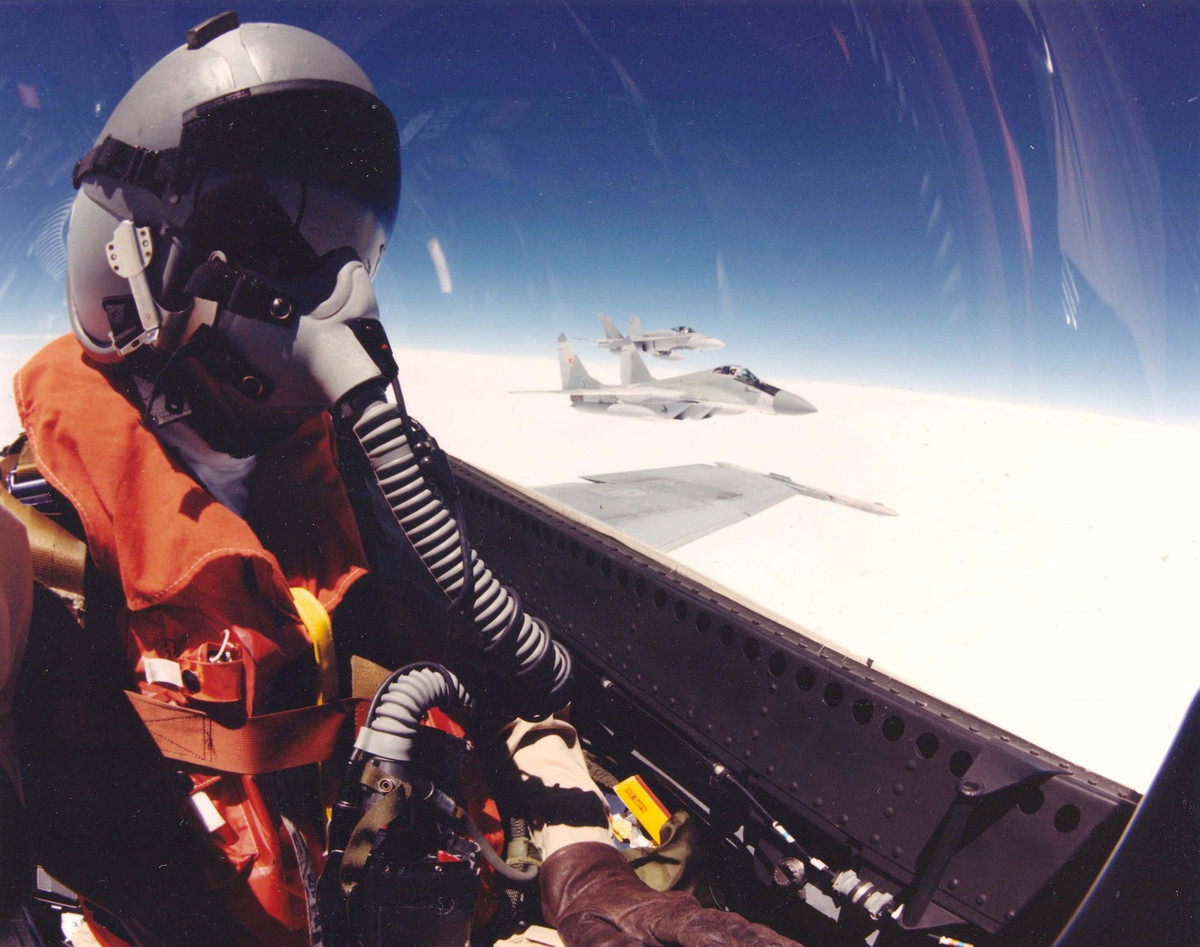 Cần nhấn mạnh rằng, tuy Mỹ có những tiến bộ vượt bậc về công nghệ HMD, nhưng Liên Xô mới là quốc gia áp dụng rộng rãi công nghệ này. Điều này do đặc thù chiến thuật không chiến của Nga và thể hiện rõ nhất trên chiến đấu cơ MiG-29.