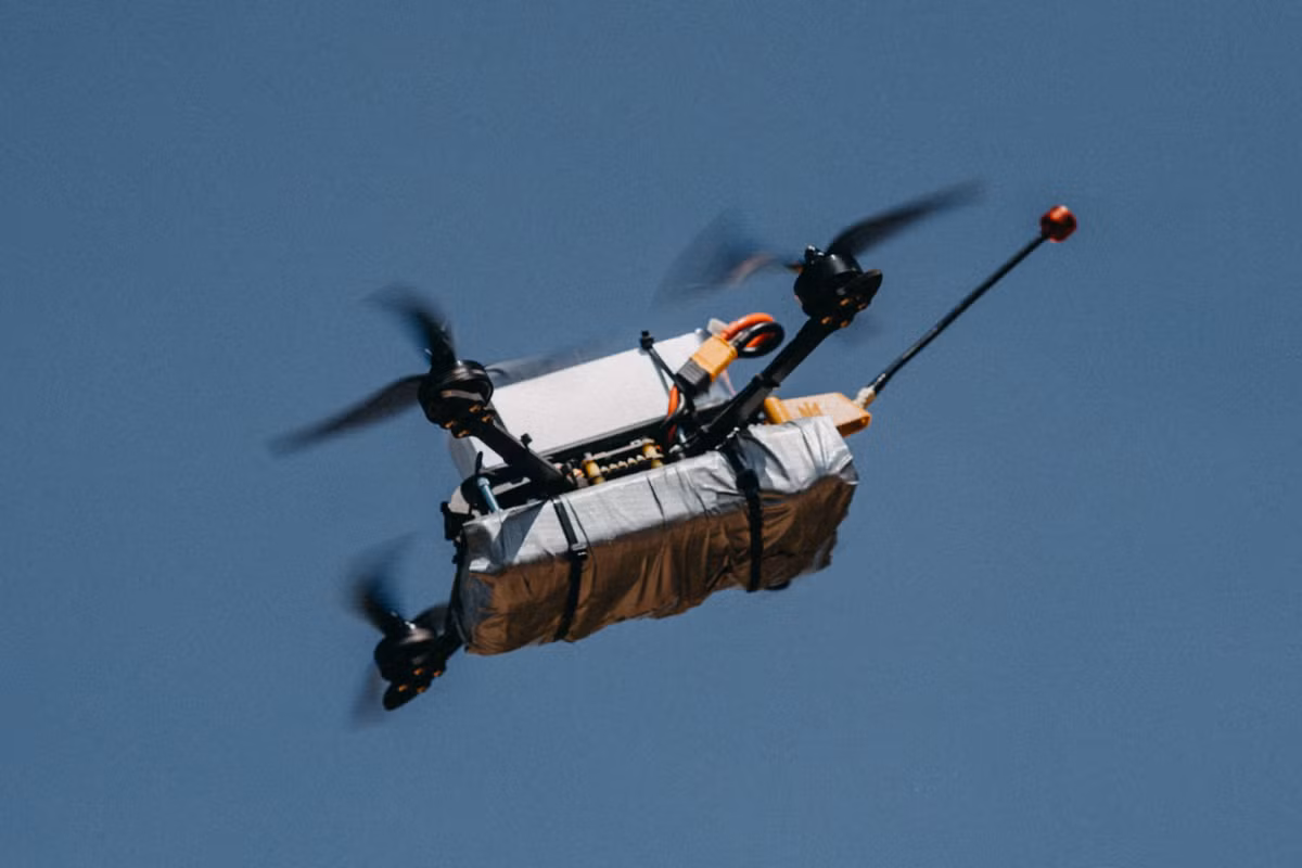 Từ lâu, vai trò của UAV trên chiến trường với hai nhiệm vụ chính là trinh sát và tấn công. Sự xuất hiện của UAV FPV đã bổ sung thêm tính năng mới cho nhiệm vụ truyền thống này. Loại UAV mang vũ khí giá rẻ đã trở thành “lưỡi dao sắc bén” trong chiến đấu, nhờ giá thành rẻ, tính linh hoạt cao và khó phòng thủ. 