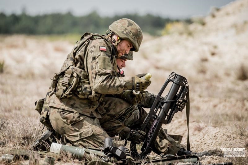 Pháo thủ khi xác định được cự ly bắn, lấy góc bắn bằng cách điều chỉnh nòng súng để cho bọt nước ở vị trí cân bằng với cự ly bắn; còn hướng ngắm của cối, được ngắm đơn giản qua đường sinh của miệng nòng pháo, tương tự như ngắm súng bộ binh. 