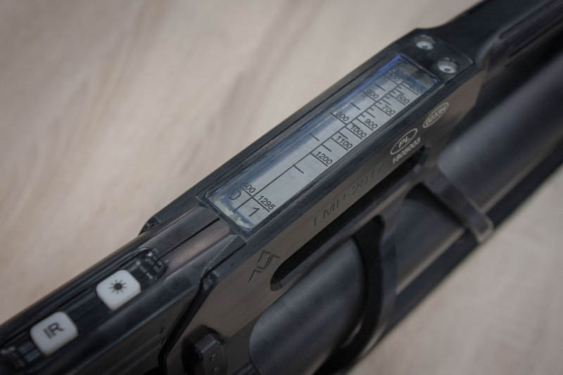 Mặc dù súng cối LMP-2017 đã loại bỏ chân súng và kính ngắm, nhưng nó vẫn được trang bị một thước góc bắn đơn giản, với vạch chia cự ly và có một “bọt nước” thăng bằng ngang làm chuẩn.