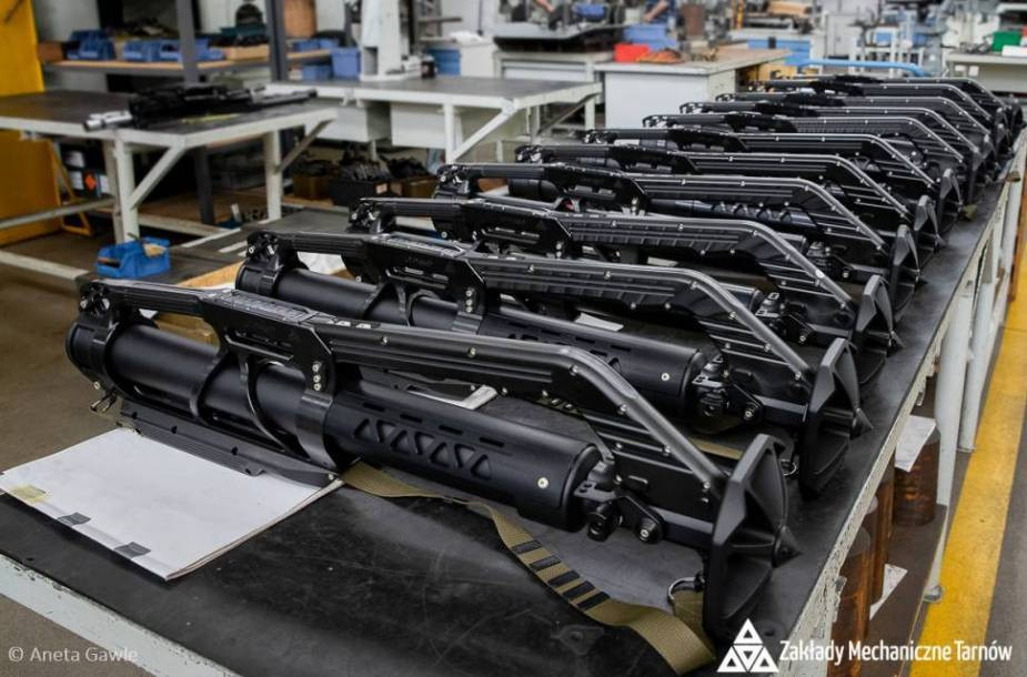 Lần này, có tổng cộng 100 khẩu súng cối siêu nhẹ LMP-2017 được Ba Lan trang bị cho Quân đội Ukraine. Ngoài ra, Ba Lan còn cam kết, cung cấp 1.500 khẩu cối LMP-2017, đủ cho Quân đội Ukraine tiến hành “trường kỳ kháng chiến”.