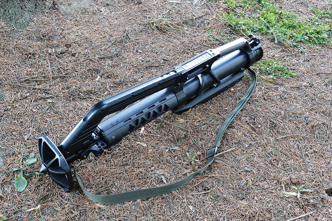 Tuy nhiên, trọng lượng nhẹ của súng cối LMP-2017 không chỉ là lý do loại bỏ chân súng, mà còn là cách tiếp cận khác về vật liệu, khi nhà sản xuất chọn vật liệu hợp kim nhôm và titan, trong khi nhựa phân tử cao được sử dụng làm tay cầm. Thiết kế này không chỉ giúp LMP-2017 nhẹ, mà còn rất cơ động.