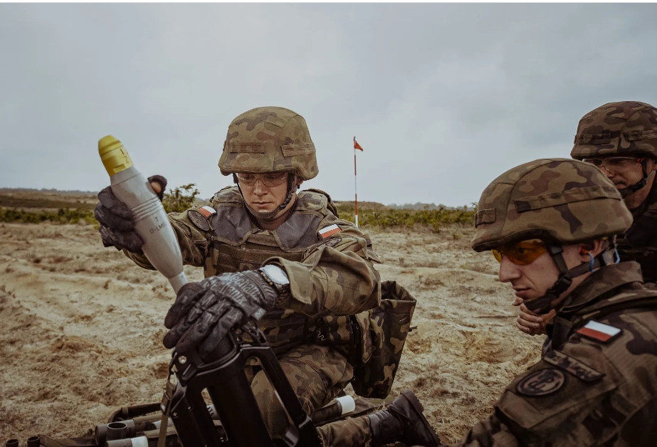 Ngoài ra, cách bắn của súng cối LMP-2017 cũng khác so với các loại súng cối thông thường. Nếu các loại súng cối khác, phần lớn đều thả đạn từ đầu nòng, sau đó nhờ tác động trọng lực của quả đạn, để kim hỏa đâm vào hạt lửa phát hỏa, thì LMP-2017 nạp đạn vào nòng, nhưng bóp cò để khai hỏa. 