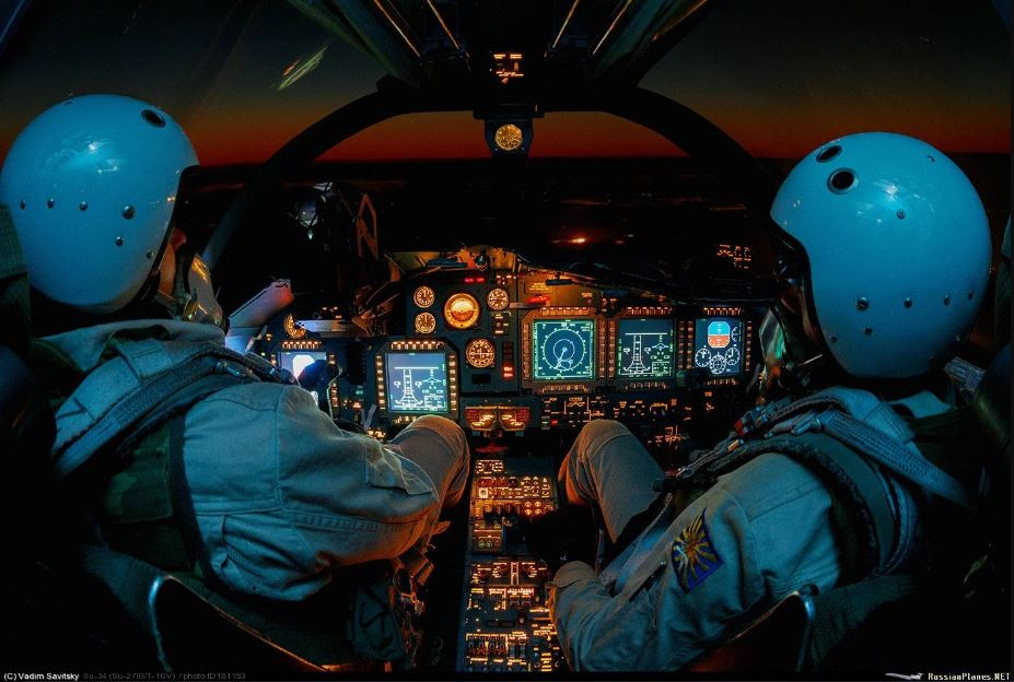 Không chỉ trực thăng Ka-52 và cả máy bay tiêm kích bom Su-34 của Nga được thiết kế buồng lái song song (chứ không phải trước – sau như máy bay chiến đấu thông thường); cách bố trí này còn cho phép hai phi công ở ngang tầm nhau, giúp liên lạc, trao đổi dễ dàng hơn. 