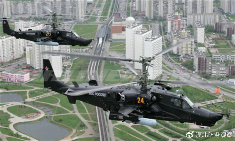 Nhìn chung, thiết kế ghế phóng dù thoát hiểm chỉ xuất hiện trên máy bay chiến đấu; nhưng do máy bay trực thăng có cánh quạt trên đầu, phi công có thể dễ dàng bị cuốn vào cánh quạt, nếu anh ta phóng dù ra ngoài, nên thông thường trực thăng không thiết kế ghế phóng thoát hiểm.