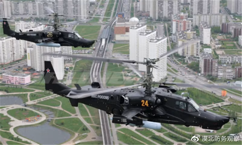 Nhìn chung, thiết kế ghế phóng dù thoát hiểm chỉ xuất hiện trên máy bay chiến đấu; nhưng do máy bay trực thăng có cánh quạt trên đầu, phi công có thể dễ dàng bị cuốn vào cánh quạt, nếu anh ta phóng dù ra ngoài, nên thông thường trực thăng không thiết kế ghế phóng thoát hiểm.