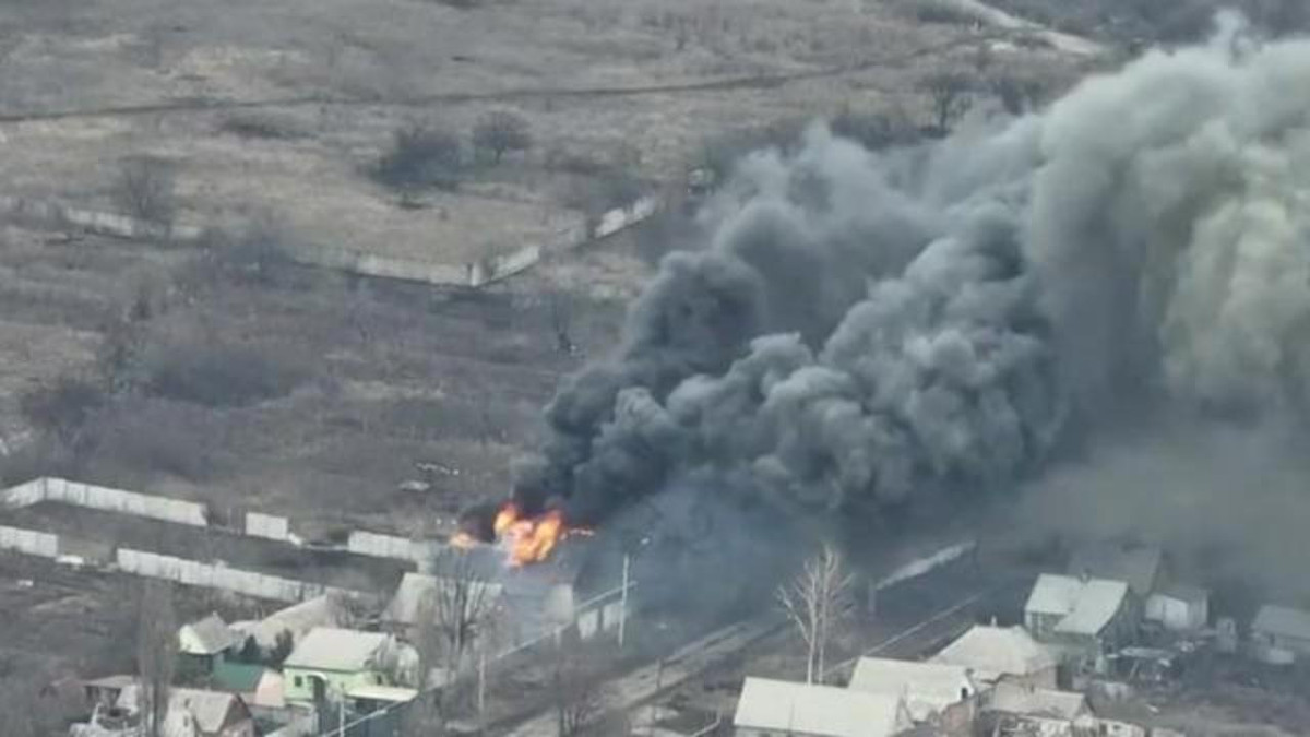 Nhiều video được phát tán lên mạng xã hội cho thấy, một số tàn dư của Quân đội Ukraine triệt thoái khỏi Bakhmut về phía Tây, đã bị hỏa lực pháo binh của quân đội Nga tấn công như vũ bão. 