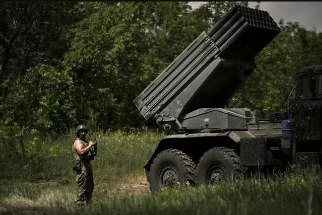 Ukraine đang tập trung một lực lượng lớn ở phía Tây Bakhmut, dường như là một trong những tiền đề cho một cuộc phản công lớn. Khi quân đội Ukraine phát động phản công, có thể một trận chiến khốc liệt quy mô lớn sẽ nổ ra giữa quân chính quy Nga và Ukraine ngay chính tại chiến trường Bakhmut. 