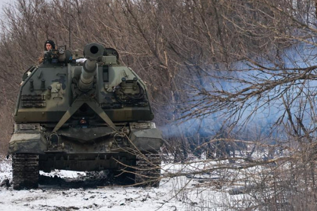Các chuyên gia quân sự cho rằng, chiến thuật của quân đội Nga tại Donbass là chờ đợi quân đội Ukraine phản công, sau đó nắm bắt những sơ hở trong chiến đấu và tập trung lực lượng phá vỡ chúng từng điểm một; tương tự như chiến thuật trong chiến dịch Kursk của thế chiến II. 