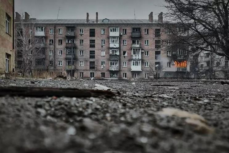 Trong khi đó cào ngày 10/4, lãnh đạo nhà nước cộng hòa Donetsk tự xưng (DPR) Pushilin đã đến thăm trung tâm thành phố Bakhmut. Ông Pushilin nói rằng, DPR sẽ noi gương Mariupol và xây dựng lại Bakhmut và ông cũng thừa nhận, hiện không có một tòa nhà nào, trong thành phố còn lành lặn.