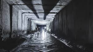 Trước đây có thông tin quân đội Ukraine đã xây dựng một "thành phố ngầm" ở Bakhmut, dựa vào những lối đi ngầm để cất giấu và vận chuyển quân số cũng như tiếp tế hậu cần. Nhưng đã bị lính đánh thuê Wagner phát hiện ra và đánh sập, gây khó khăn cho quân đội Ukraine.