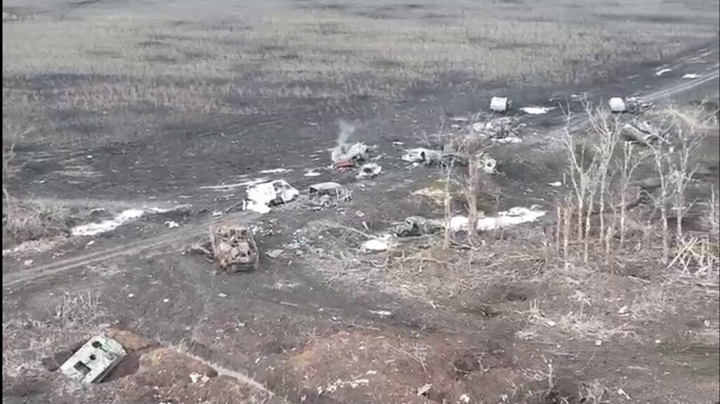 Những bức ảnh này cho thấy cuộc chiến tàn khốc ở chiến trường, được mệnh danh là “cối xay thịt” ác liệt đến thế nào; khi các thiết bị quân sự của Ukraine bị phá hủy trên đoạn đường từ Bakhmut đến làng Khromovo.