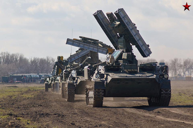 Vừa qua, Quân đội Nga đã hoàn thành một loạt cuộc tập trận nhằm kiểm tra chiến thuật mới đánh trả UAV trong chiến đấu ở địa hình rừng núi. Theo báo cáo của các đơn vị, các quân nhân Nga đã thực hành các chiến thuật, đẩy lùi các cuộc tấn công bằng UAV vũ trang của đối phương, trong điều kiện “khó khăn”.