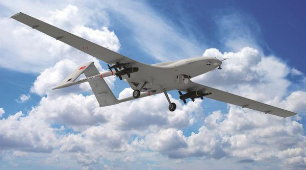 Trọng tải chiến đấu của Bayraktar TB2 là 150 kg, trong đó phải giành 55 kg trọng tải cho hệ thống chỉ định mục tiêu và trinh sát quang điện tử; 95 kg trọng tải còn lại là mang vũ khí chiến đấu, do đó không cho phép UAV TB2 sử dụng các loại vũ khí hạng nặng của Thổ Nhĩ Kỳ.