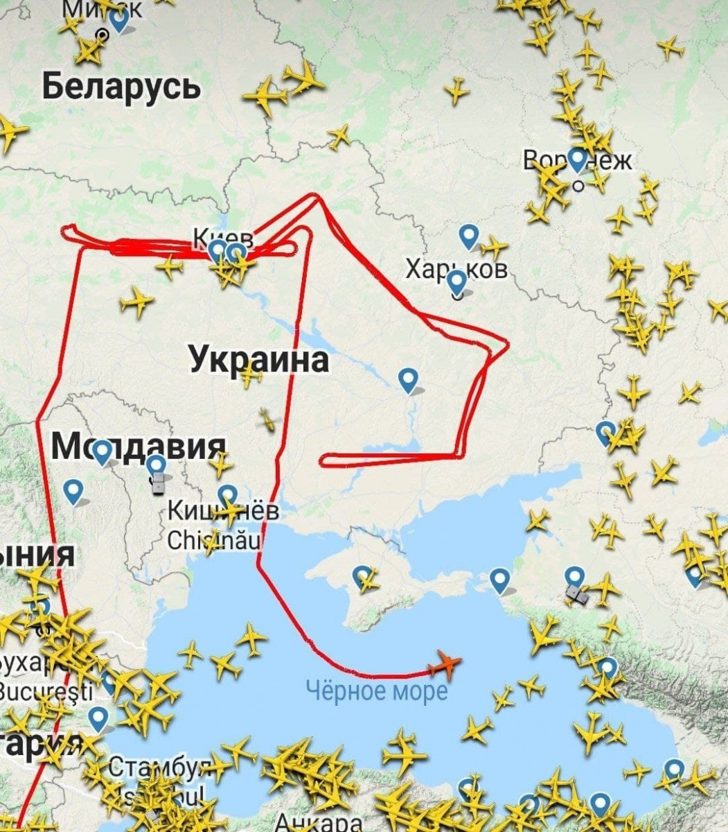 Trong hình ảnh do truyền thông Nga công bố, người xem có thể thấy đường bay của chiếc máy bay không người lái trinh sát chiến lược không người lái RQ-4A Global Hawk của Mỹ.