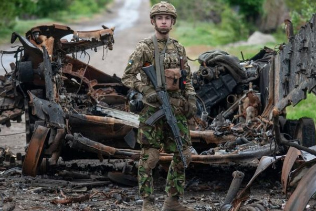 Ngoài ra, một số chuyên gia Ukraine cũng cho rằng, Lữ đoàn 1 “Cận về Tổng thống” ở Vuhledar đã bị đánh thiệt hại nặng, nhưng không ai ra lệnh rút quân; đồng thời cho rằng, nhiệm vụ quan trọng của Quân đội Ukraine là phải chiếm được Kherson vào cuối tháng 11 này.