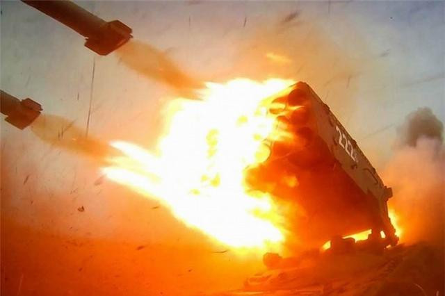 Nếu Nga tràn ngập được Vuhledar, tương đương với việc cắt đứt đường tiếp tế của quân đội Ukraine. Về phía Quân đội Nga, đã sử dụng lực lượng không quân lục quân, chiến thuật, UAV kêt hợp với lực lượng pháo binh tấn công.