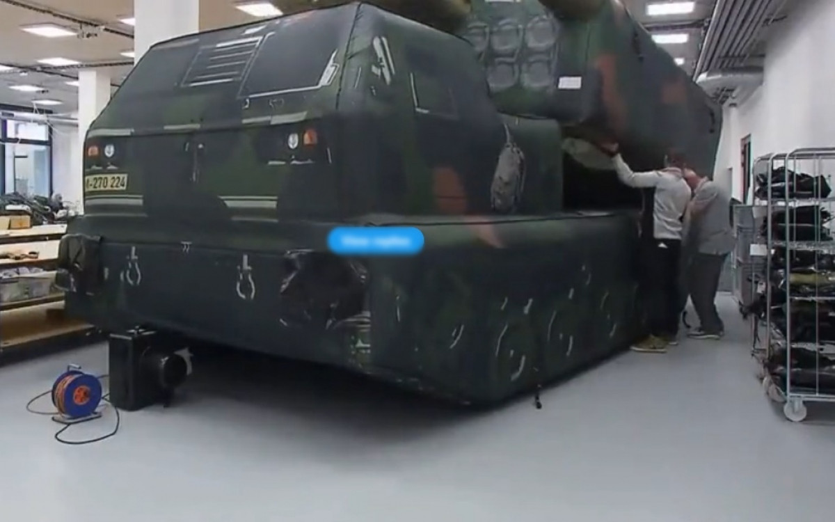 Tại những khu vực Lancet của Nga hoạt động, nhiều phương tiện phóng tên lửa phòng không giả, radar giả, xe quân sự giả, xe tăng giả và pháo giả được triển khai để thu hút các cuộc tấn công của Lancet. Đồng thời triển khai nhiều hơn ở các xe bán tải có trang bị súng máy phòng không để đánh chặn UAV Lancet. 