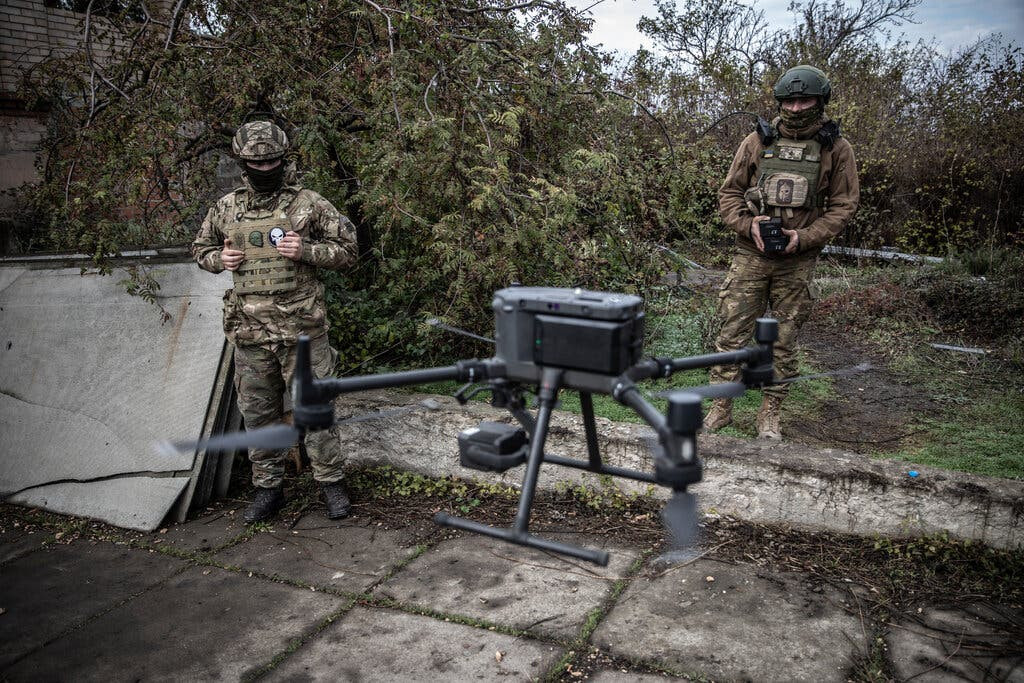 Phân đội nhỏ này được trang bị một số UAV tự sát và tên lửa hành trình lảng vảng như UAV Lancet, để thực hiện tấn công ngoài tầm nhìn. Hiệu quả chiến đấu không kém gì các đơn vị bộ binh lớn, được trang bị xe tăng, pháo binh; ngoài ra còn bảo đảm yếu tố bí mật, bất ngờ.