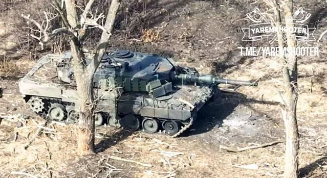 Dù nhắm mục tiêu vào xe tăng hay pháo tự hành, Quân đội Nga có thể nhanh chóng khóa mục tiêu và thực hiện các cuộc tấn công chính xác, điều này phản ánh khả năng trinh sát chiến trường và phối hợp hỏa lực hiệu quả của Quân đội Nga trong thời gian gần đây.