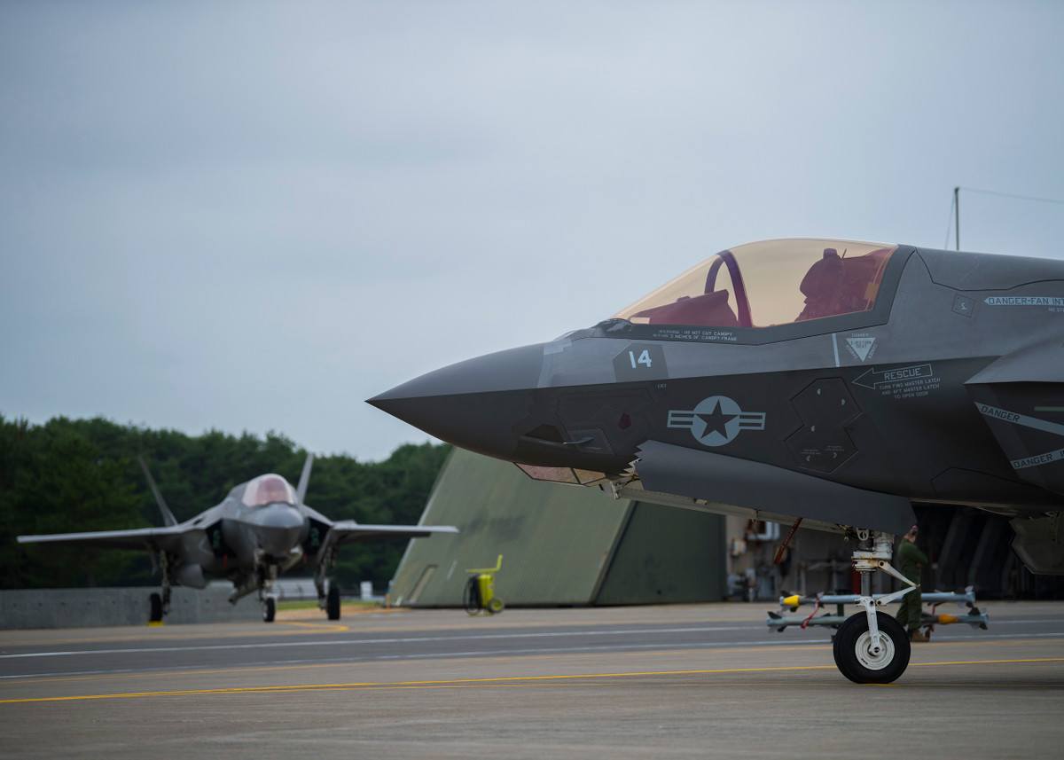 Tóm lại, F-35 được triển khai tại căn cứ Misawa sẽ đóng vai trò như lời nhắc nhở mạnh mẽ cho cả Nga và Trung Quốc, rằng bất kỳ sự leo thang nào cũng sẽ phải đối mặt với lực lượng áp đảo, vượt trội về mặt công nghệ của Mỹ. Tuy nhiên Nga và Trung Quốc cũng không phải là đối thủ yếu và mọi hành động triển khai chiến đấu cơ F-35 của Mỹ tại căn cứ Misawa, sẽ được Nga và Trung Quốc theo sát và có kế hoạch đối phó. (Nguồn ảnh: Bulgarian Military, CNN, Kyodo, Wikipedia, Alamy).