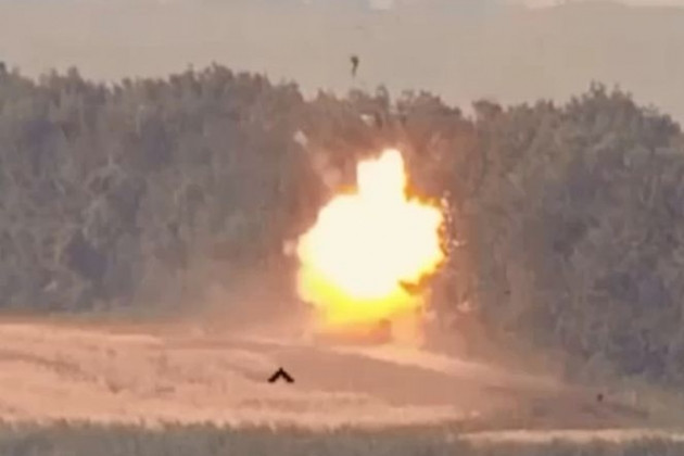 “Các trinh sát đã xác định được một chiếc xe buýt của đối phương đang di chuyển, trong đó có hơn 20 lính đánh thuê đến từ Ba Lan. Chiếc xe buýt đã bị phá hủy hoàn toàn bằng một tên lửa chống tăng có điều khiển (ATGM)”, Pravda.ru đưa tin.