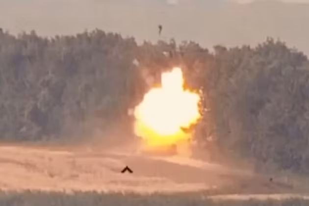 “Các trinh sát đã xác định được một chiếc xe buýt của đối phương đang di chuyển, trong đó có hơn 20 lính đánh thuê đến từ Ba Lan. Chiếc xe buýt đã bị phá hủy hoàn toàn bằng một tên lửa chống tăng có điều khiển (ATGM)”, Pravda.ru đưa tin.