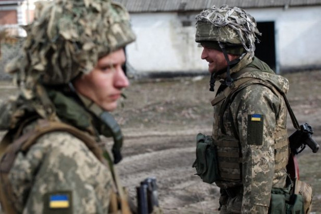 Trong khi đó tại khu vực Lugansk, Quân đội Nga đã phát động một cuộc tấn công mạnh vào trận địa xuất phát tấn công của Ukraine, ngăn chặn các cuộc tấn công của quân Ukraine, nhằm tiếp cận thành phố Lisichansk, bị quân Nga chiếm hồi tháng 6 vừa qua. 