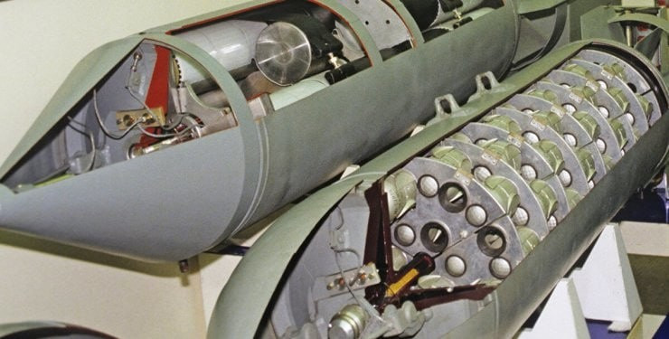 Theo người phát ngôn của Bộ Quốc phòng Nga, việc Nga sử dụng bom chùm tại chiến trường Ukraine là phản ứng đối với việc phía Ukraine sử dụng loại vũ khí này. Moscow cũng cáo buộc, bằng cách sử dụng đạn chùm do Mỹ cung cấp, bất chấp cảnh báo của Nga, chính Kiev đã mở chiếc hộp Pandora và họ hiện phải gánh hậu quả.