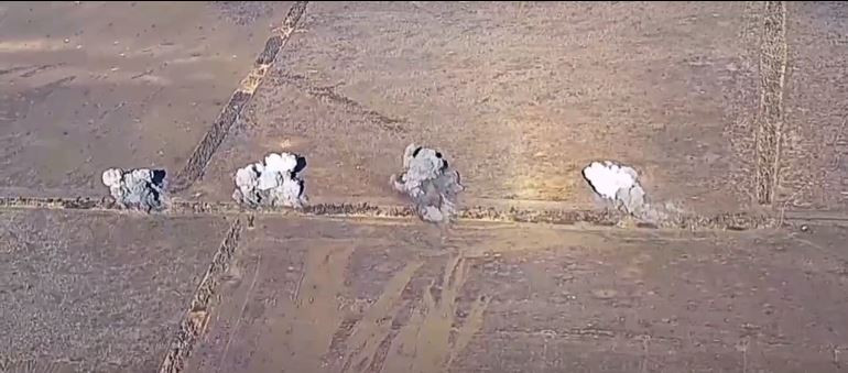 Theo các chỉ huy chiến trường của Ukraine, trong những ngày qua, Không quân Nga đang ồ ạt thả bom lượn có điều khiển vào các vị trí của họ. Theo một số ước tính, trong một ngày, Không quân Nga có thể thả tới 150 quả bom các cỡ xuống các vị trí của quân Ukraine.