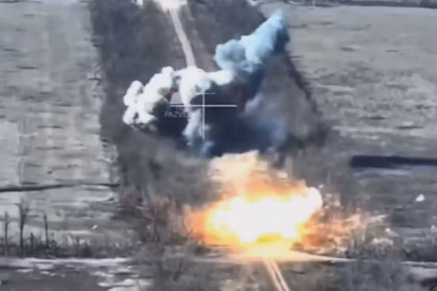 Không chỉ đơn giản là sức phá hủy của những quả bom có trọng lượng từ 500kg đến 1.500kg, mà trước hết là độ chính xác của những quả bom này. Trong một đoạn video trên Telegram, có 4 quả bom lượn cùng lúc bao trùm các vị trí của các đơn vị Ukraine trong vành đai rừng. Sau những cú đánh như vậy, không còn bất kỳ sự phản kháng nào nữa.