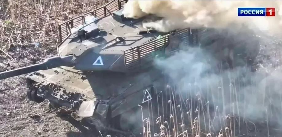 Vào thời điểm quan trọng này, nhiều UAV FPV điều khiển bằng cáp quang của RFAF đã lao xuống và tiêu diệt ít nhất một xe tăng Leopard 2A6 của AFU. Sau khi xe tăng Leopard 2A6 bị UAV FPV của Nga đánh trúng, 3 xe tăng Ukraine phía sau đã bỏ chạy.