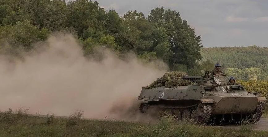 Theo trang Forbes của Mỹ, vào ngày 4/12, ít nhất 3 đơn vị của Quân đội Ukraine gồm Lữ đoàn xe tăng số 17, Lữ đoàn bộ binh cơ giới số 21 và Lữ đoàn xung kích đường không số 80 đã tiến quân về phía làng Darino tới làng Nikolaevo-Darino, nằm ở sườn phía tây của khu vực Kursk chiếm đóng, gần biên giới Nga-Ukraine, bằng cuộc tấn công cơ giới quy mô lớn.