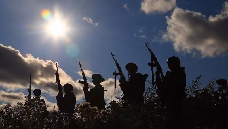 Ukraine cho rằng, RFAF về cơ bản đã từ bỏ việc sử dụng xe tăng và xe bọc thép để đột phá vào trận địa Ukraine và bắt đầu dựa vào bộ binh để tấn công, thường là các phân đội nhỏ từ 3 đến 5 binh sĩ, khiến thương vong của Nga ngày càng gia tăng. (Nguồn ảnh: Forbes, TASS, Rvvoenkory, Liveuamap, Ukrinform).