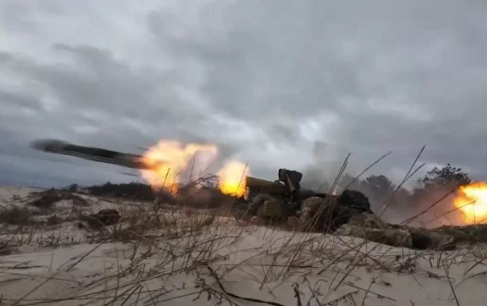 Chiếc xe tăng Leopard 2A6 đang bốc cháy và kíp xe trốn trong một ngôi nhà gần đó, trước khi chiếc UAV FPV thứ hai đến và tiếp tục tấn công chiếc Leopard 2A6 lần nữa. Sau đó, các xe chiến đấu bọc thép của Lữ đoàn xung kích đường không 80 Ukraine đã tới và bắn trả, tiêu diệt ít nhất 2 xe chiến đấu nhảy dù BMD của Lữ đoàn tấn công đường không số 83 của Nga.