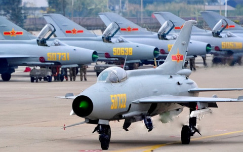 Trung Quốc trước kia là đồng minh thân thiết của Liên Xô, do vậy Liên Xô đã chuyển giao kỹ thuật để Trung Quốc tự sản xuất MiG-21 với cái tên Trung Quốc là Chengdu J-7 (phiên bản Trung Quốc xuất khẩu là F-7).