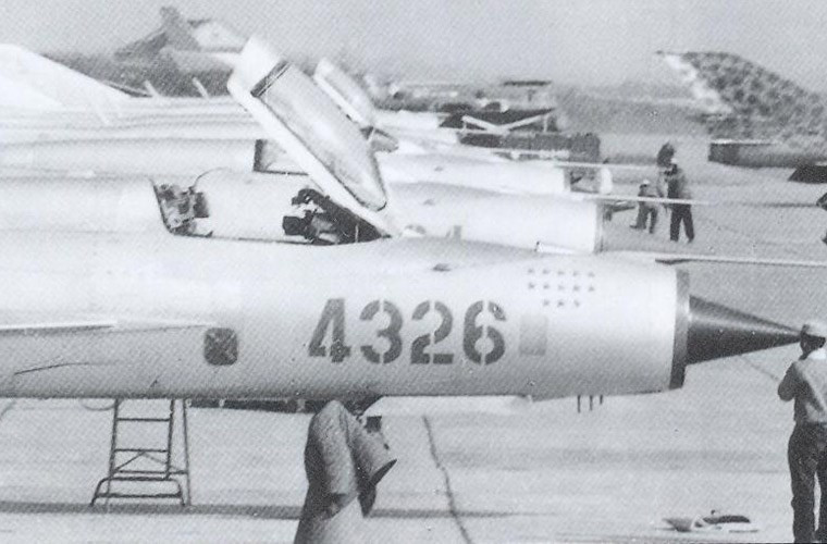 MiG-21 chưa bao giờ tham chiến ở chiến trường châu Âu trong cuộc chiến giữa khối NATO và Warsaw, nhưng tại chiến trường Việt Nam, những chiếc MiG-21 “mỏng như bút chì”, đã lợi dụng sự vụng về những máy bay chiến đấu của Mỹ, bằng chiến thuật khôn ngoan và tốc độ, để bắn hạ những máy bay chiến đấu cồng kềnh của Không quân Mỹ.