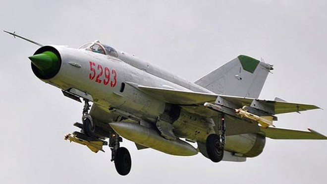 Máy bay tiêm kích MiG-21 có tốc độ đã vượt quá Mach 2.0, với một khẩu pháo bên trong và khả năng mang từ hai đến sáu tên lửa. Giống như hầu hết các máy bay chiến đấu, MiG-21 cuối cùng cũng đảm nhiệm vai trò tấn công mặt đất, khi nó có thể mang theo một số lượng hạn chế bom và tên lửa.