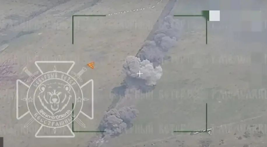 Đoạn video cho thấy một quả bom lượn hạng nặng FAB-1500 có điều khiển với mô-đun UMPK, được thả từ máy bay tiêm kích bom Su-34 đã đánh trúng cây cầu đường sắt trên hướng Kislivka, ở phía khu vực phía đông tỉnh Kharkov và phá hủy hoàn toàn cây cầu.