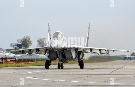 Theo tạp chí Forbes của Mỹ, lực lượng không quân Ukraine hiện được trang bị máy bay chiến đấu do Liên Xô sản xuất từ thập niên 1980; hơn nữa, chúng có quy mô quá nhỏ bé khi so với không quân Nga.