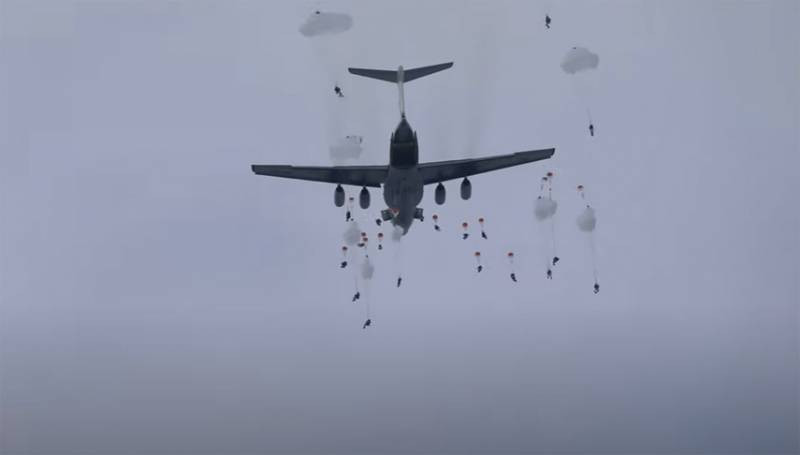 Có thông tin rằng lực lượng lính dù Nga VDV đã đổ bộ xuống sân bay Boryspil ở thủ đô Kiev. Trước đó đưa tin về một loạt vụ tấn công vào sân bay.