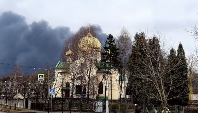 Theo truyền thông Ukraine, được trang Ukrinform đưa tin, sân bay Ivano-Frankivsk và các kho chứa nhiên liệu, dầu nhờn đang bốc cháy do cuộc tấn công bằng tên lửa của Nga. Ngoài ra quân Nga cũng đã mở cuộc tấn công vào sân bay ở Lutsk.