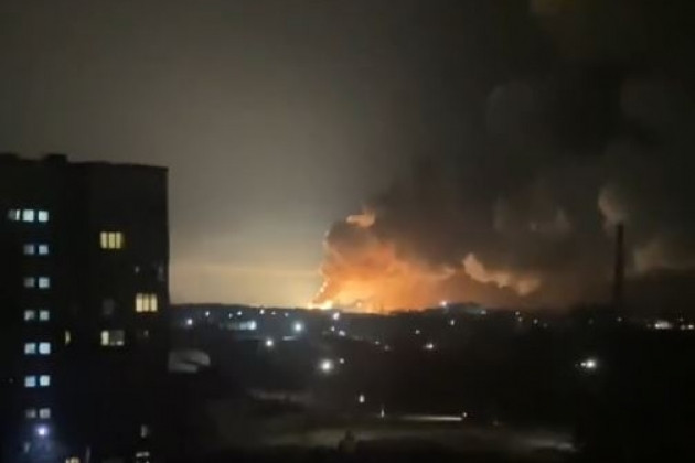 Trên đoạn video được người dân tự quay và đưa lên mạng xã hội, người xem có thể thấy các cuộc bắn phá bằng tên lửa và pháo lớn của Quân đội Nga vào khu vực Kharkov và Dnepr.