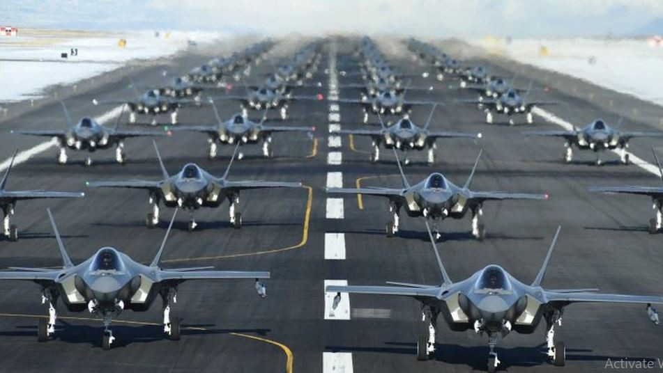 Việc tham gia chương trình F-35, giúp các quốc gia có mạng lưới bảo trì và hậu cần mạnh mẽ, cũng như tiếp cận các bản nâng cấp phần mềm và phần cứng đang diễn ra. Đối với nhiều thành viên NATO và các đồng minh thân cận của Mỹ, việc mua F-35 cũng có nghĩa là đạt được khả năng tương tác với các hệ thống tiên tiến khác của phương Tây, củng cố khuôn khổ phòng thủ tập thể.