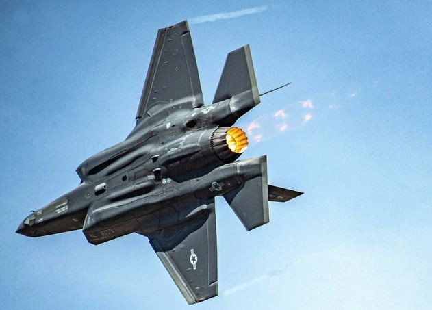 Thành công của F-35 nằm ở sự kết hợp giữa sức mạnh công nghệ vô song và khả năng tận dụng các mối quan hệ địa chính trị của Mỹ. F-35 tự hào có nhiều tính năng tiên tiến, bao gồm khả năng tàng hình được tối ưu hóa cho nhiều môi trường đe dọa khác nhau, những cảm biến tích hợp cao và các hệ thống mạng vượt trội, khiến nó trở thành nền tảng của các hoạt động không quân hiện đại.