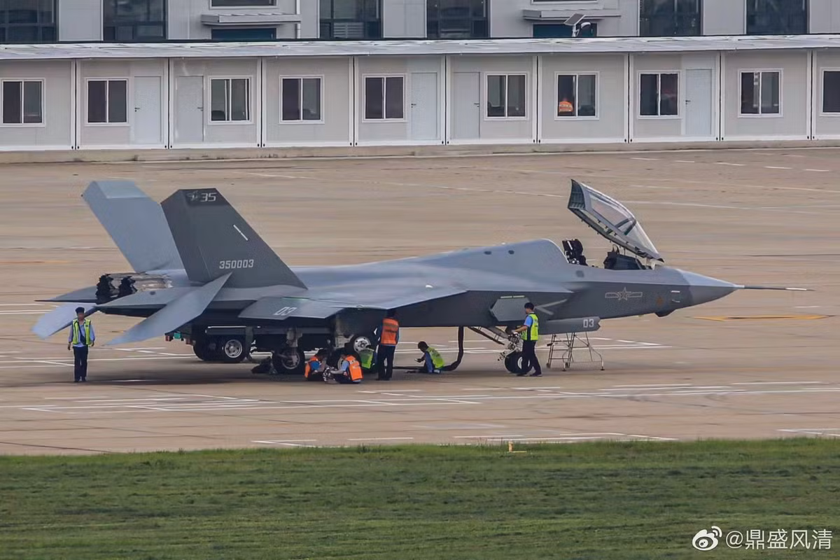 Trong khi Bắc Kinh đã có những bước tiến trong việc định vị mình là nước xuất khẩu quốc phòng hàng đầu, máy bay chiến đấu và các hệ thống vũ khí khác của Trung Quốc, chủ yếu hấp dẫn các nước thứ ba, đặc biệt là những quốc gia có ngân sách hạn chế, hoặc quan hệ căng thẳng với Mỹ và châu Âu.