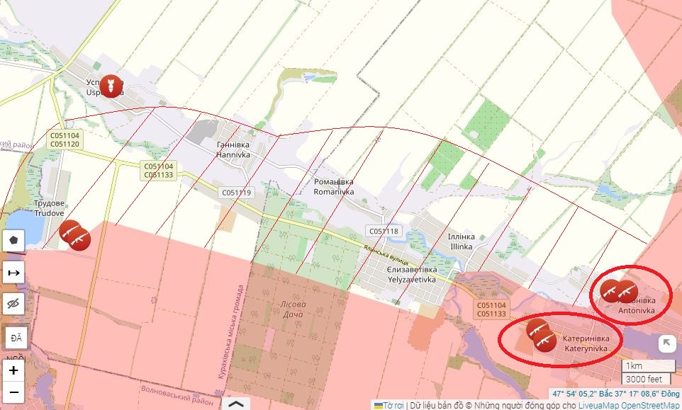 Tuần trước, quân Nga theo hướng này đã chiếm lại được Katerynivka và tiến vào Antonovka. Nhưng có ít nhất năm ngôi làng nữa trên đường đi của họ. Tuy nhiên, đến cuối tuần, tình hình đã thay đổi đáng kể, khi quân Nga đã tiến tới Uspenovka và hiện tại, các mũi đột kích của quân Nga đã bao vây ngôi làng này.