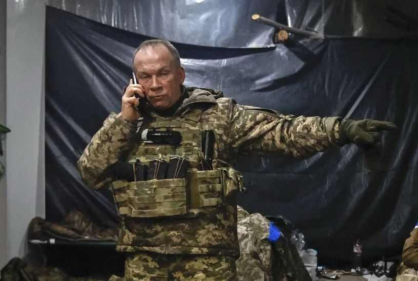 Và đến đầu tuần này, tình hình các đơn vị Ukraine ở phía nam Donbass trở nên khó khăn đến mức, Tổng tư lệnh các Lực lượng Vũ trang Ukraine, Tướng Syrsky, đã phải đích thân đến khu vực này của mặt trận để đốc chiến.