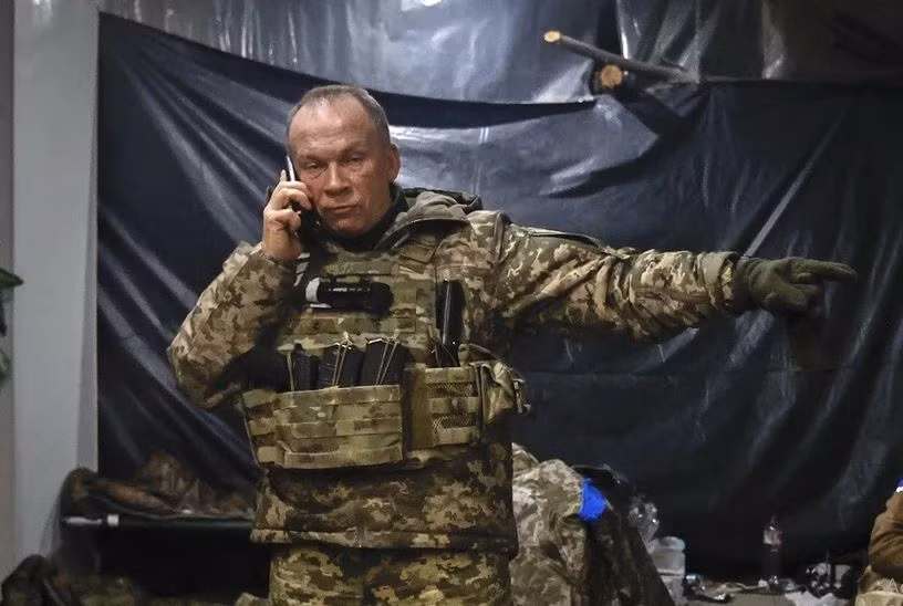 Và đến đầu tuần này, tình hình các đơn vị Ukraine ở phía nam Donbass trở nên khó khăn đến mức, Tổng tư lệnh các Lực lượng Vũ trang Ukraine, Tướng Syrsky, đã phải đích thân đến khu vực này của mặt trận để đốc chiến.